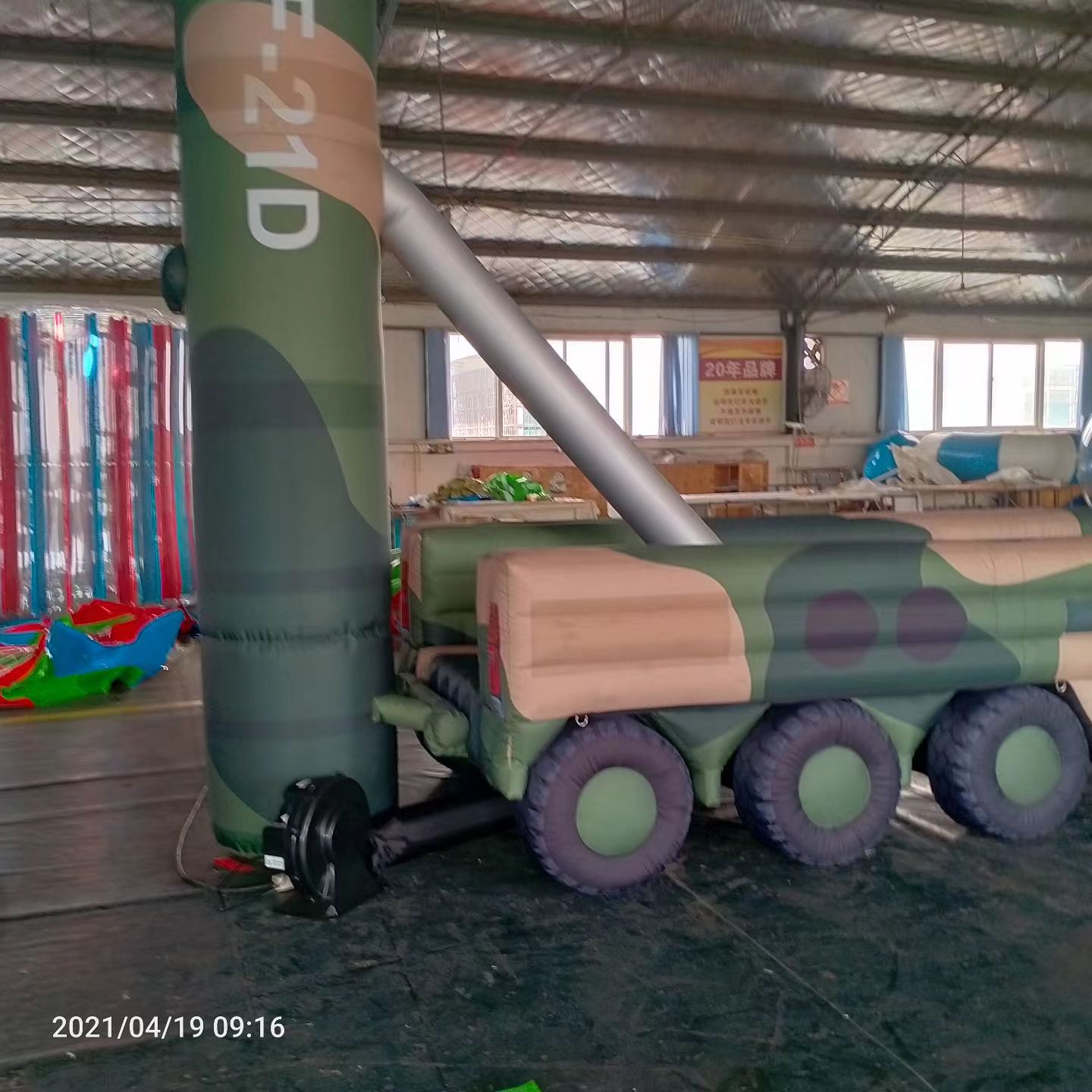 灵丘军事演习中的充气目标车辆：模拟发射车雷达车坦克飞机